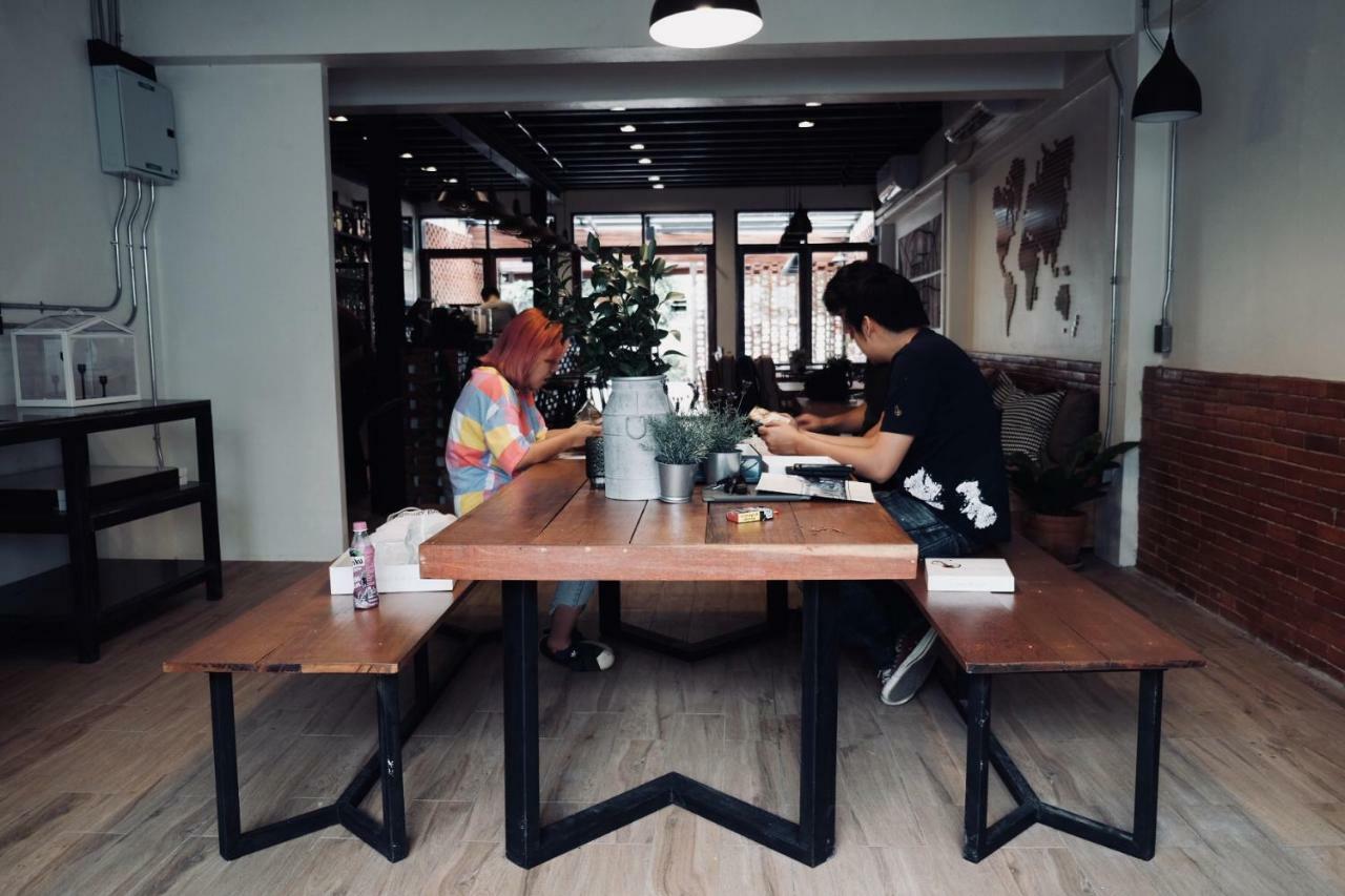 Slee Hostel Chiangmai (Adults Only) Чиангмай Екстериор снимка